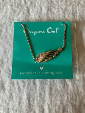 Origami Owl: Rose Gold Angel 
Wing Bracelet- Clear Rhinestones